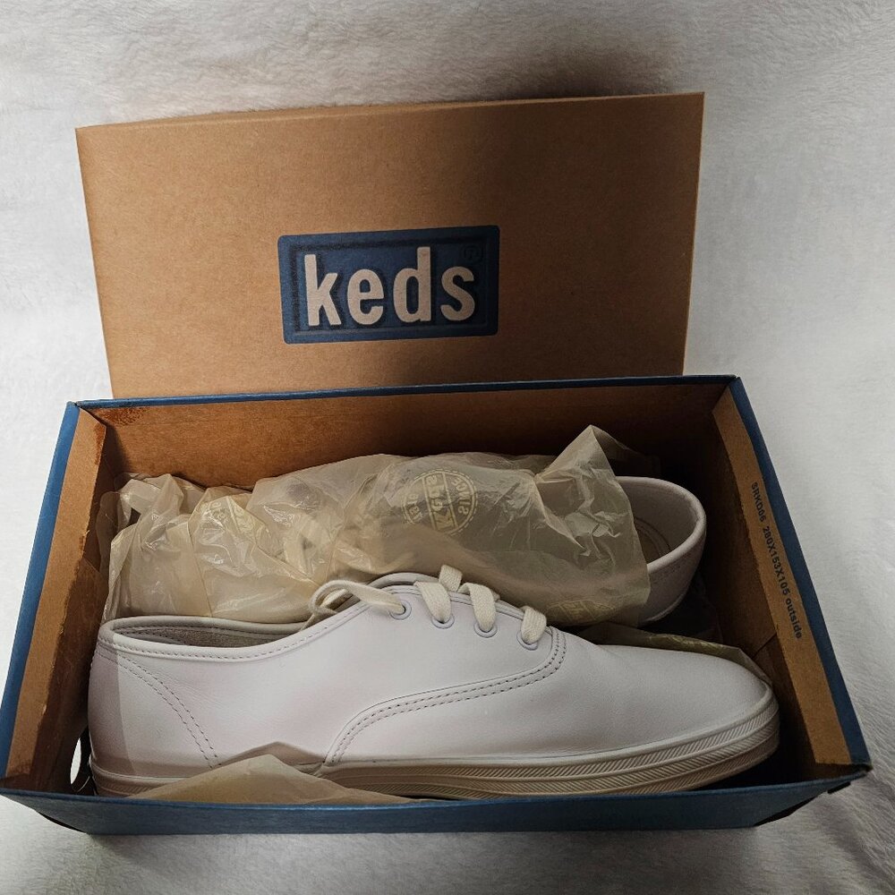 Ladies White Shoes Size 8 Like New